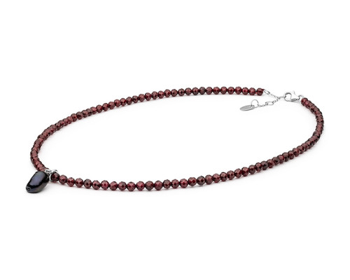 Ogrlica od poludragog kamenja: slatkovodni biser, granat — rodinirano srebro 925