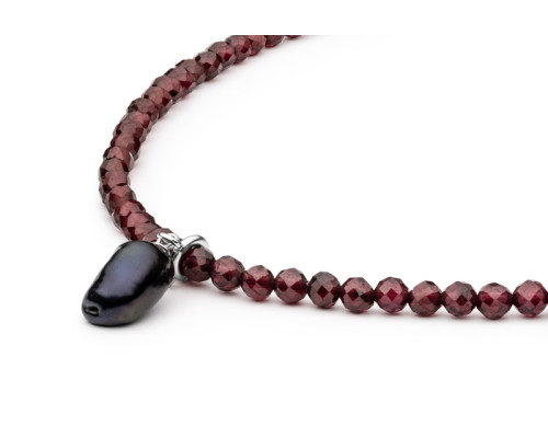 Ogrlica od poludragog kamenja: slatkovodni biser, granat — rodinirano srebro 925